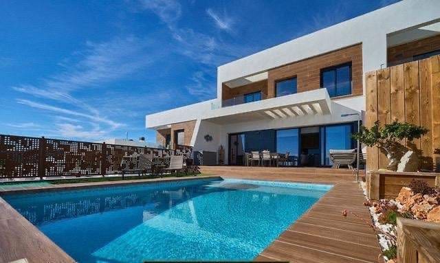Adosado de 3 habitaciones en Finestrat en venta con piscina garaje - 585.000 € (Ref: 9851935)