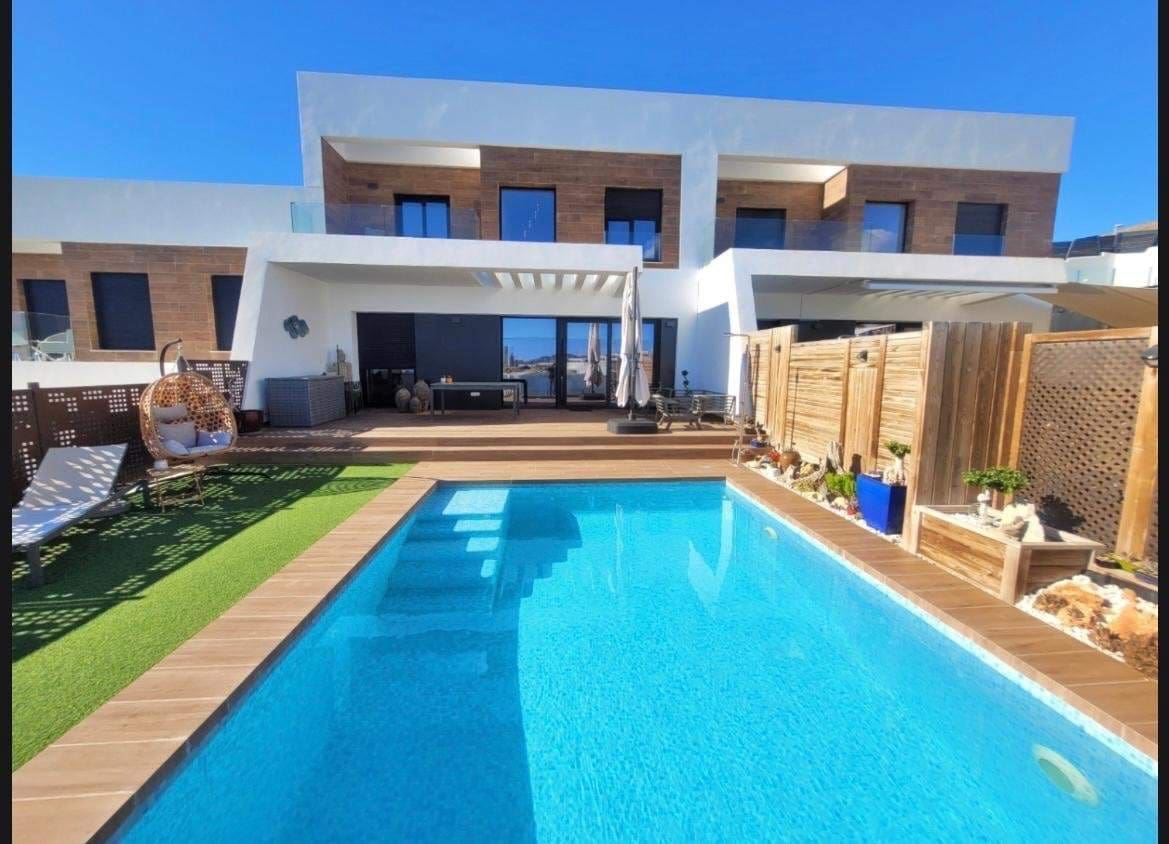 Adosado de 3 habitaciones en Finestrat en venta con piscina garaje - 585.000 € (Ref: 9851935)