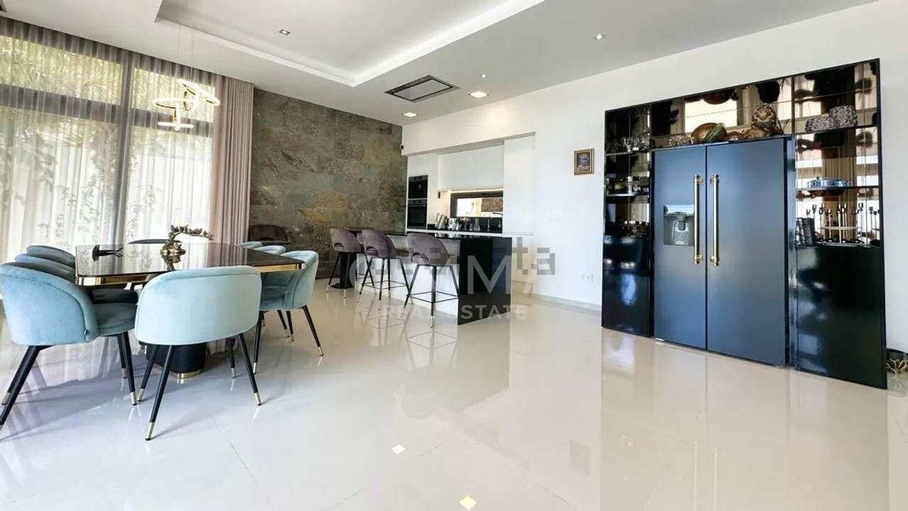 5 bedroom Villa for sale in Finestrat with pool garage - € 1,875,000 (Ref: 9876602)
