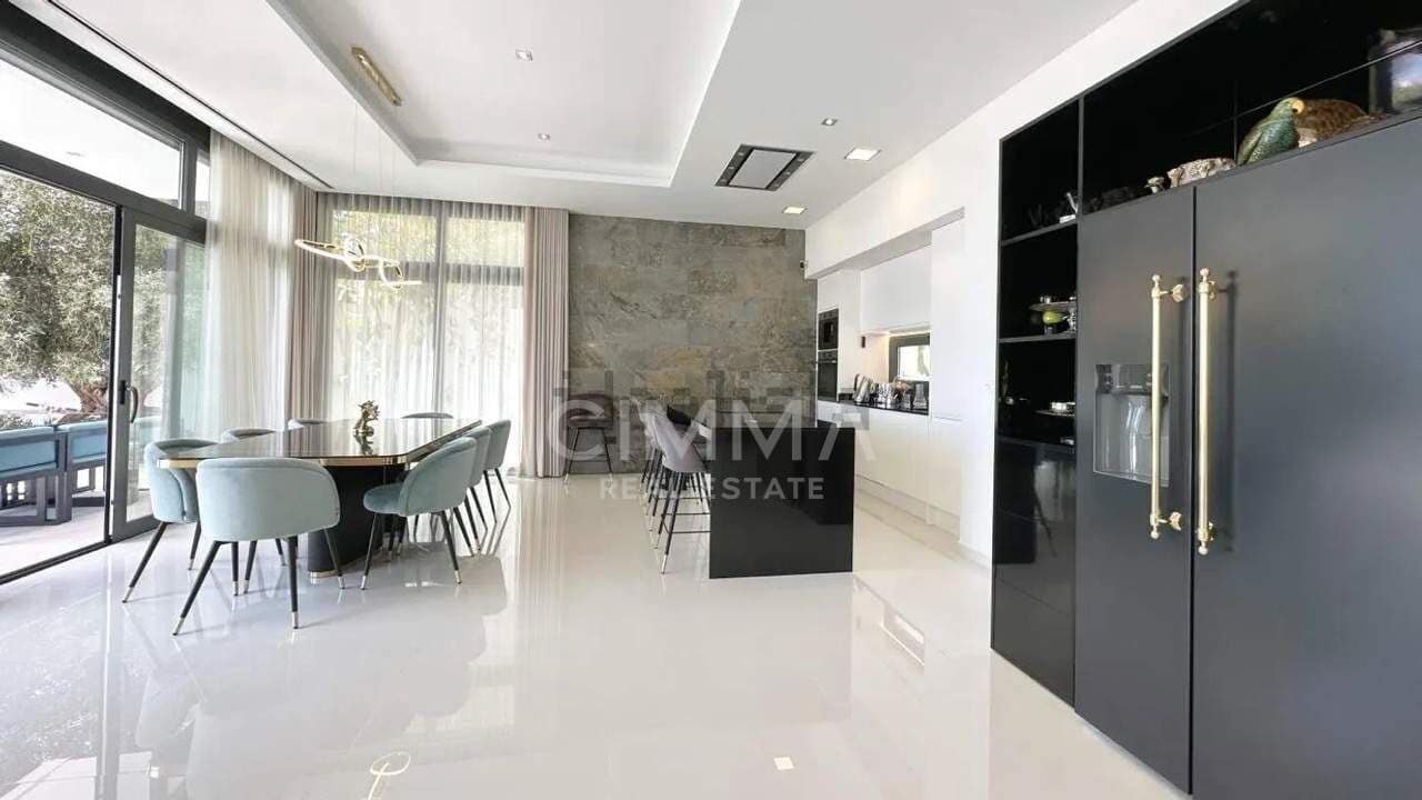 5 bedroom Villa for sale in Finestrat with pool garage - € 1,875,000 (Ref: 9876602)