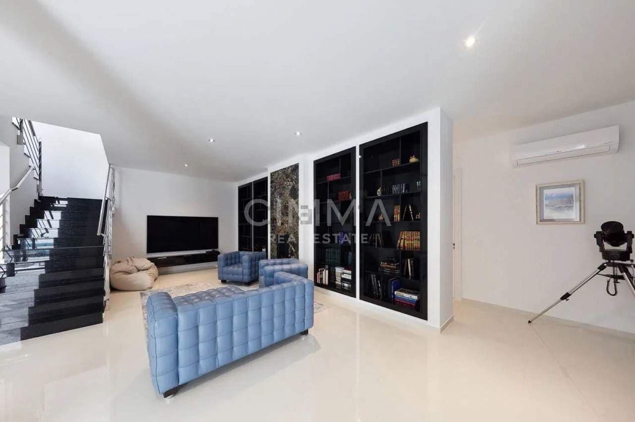 5 bedroom Villa for sale in Finestrat with pool garage - € 1,875,000 (Ref: 9876602)