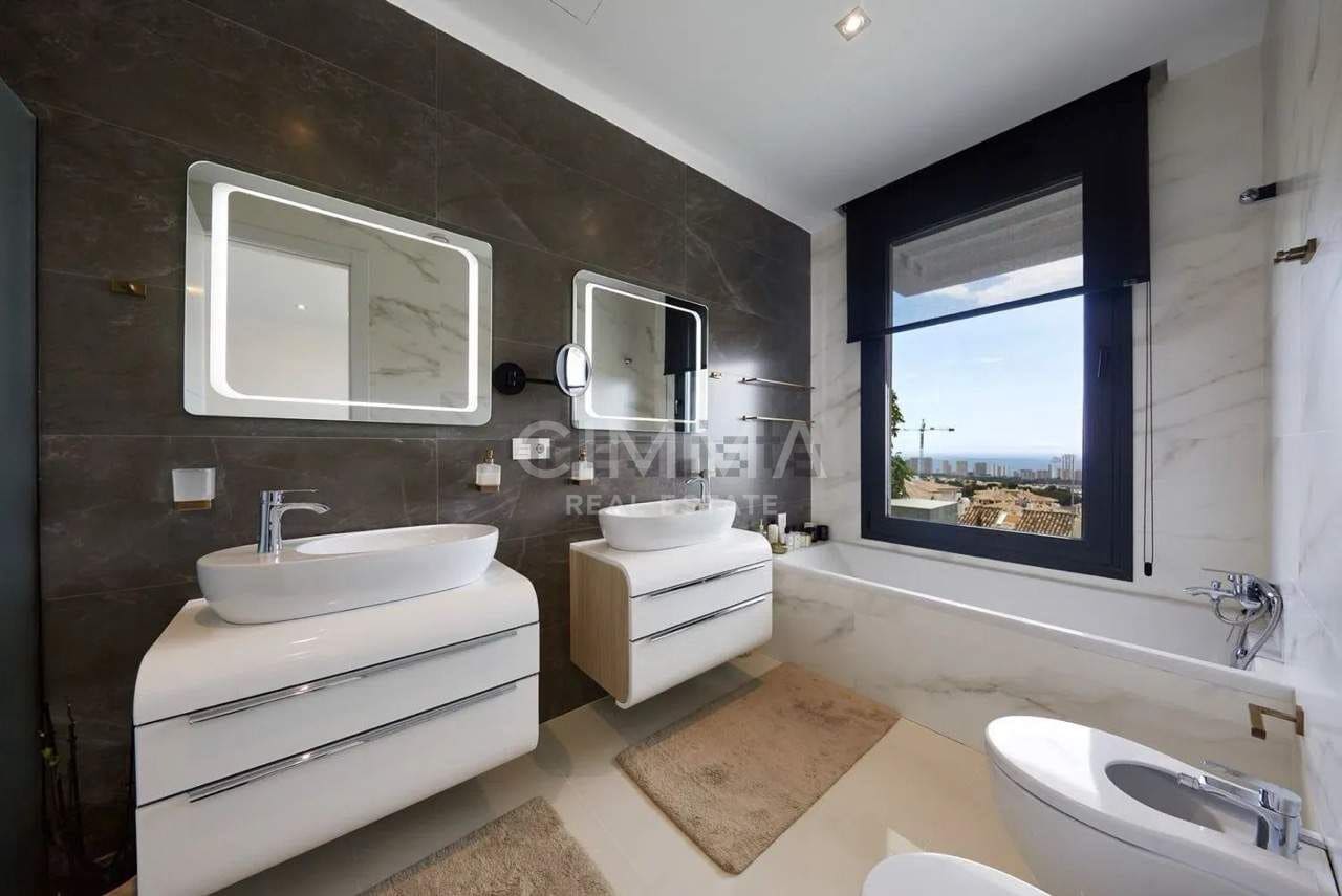 5 bedroom Villa for sale in Finestrat with pool garage - € 1,875,000 (Ref: 9876602)
