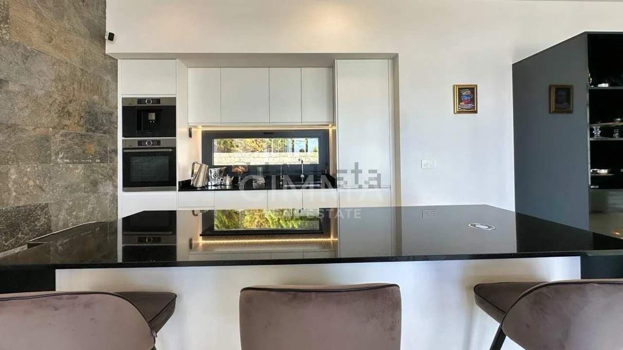 5 bedroom Villa for sale in Finestrat with pool garage - € 1,875,000 (Ref: 9876602)