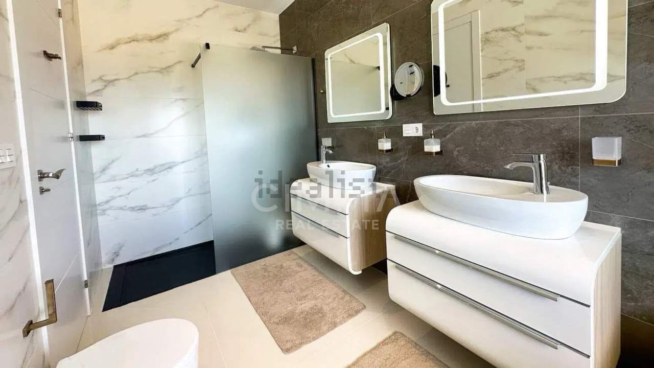 5 bedroom Villa for sale in Finestrat with pool garage - € 1,875,000 (Ref: 9876602)