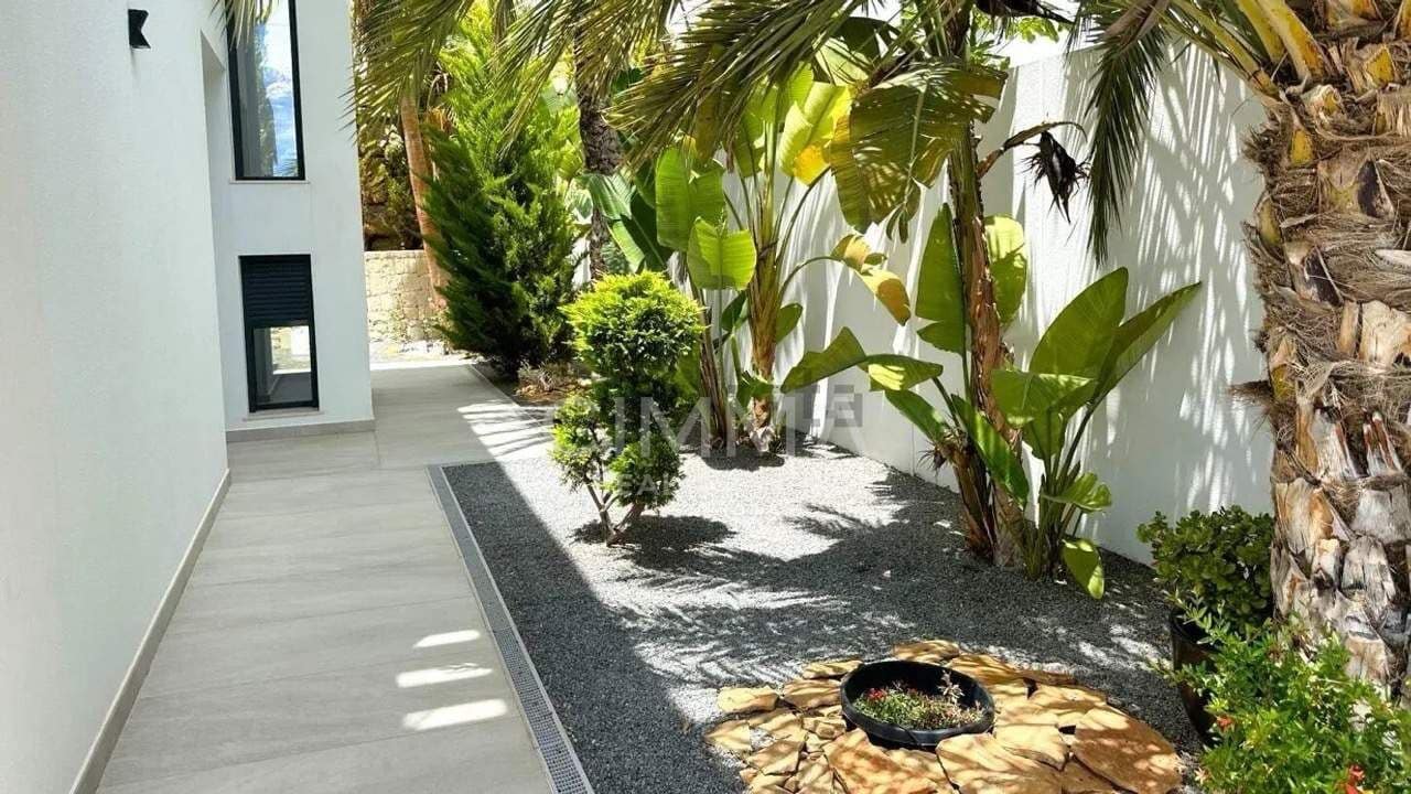 5 bedroom Villa for sale in Finestrat with pool garage - € 1,875,000 (Ref: 9876602)