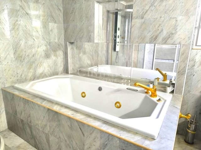 7 soverom Villa til salgs i Benidorm med svømmebasseng - € 1 970 000 (Ref: 9965451)