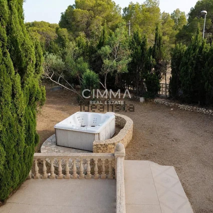 Chalet de 3 habitaciones en La Nucia en venta con piscina garaje - 440.000 € (Ref: 9985117)