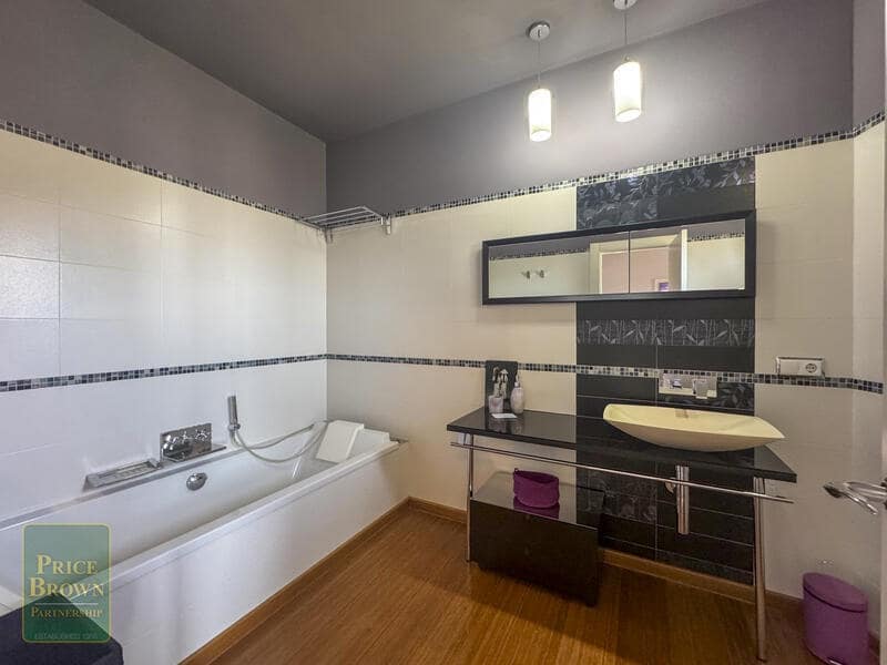 4 slaapkamer Villa te koop in Los Cabreras met zwembad - € 899.950 (Ref: 9201949)