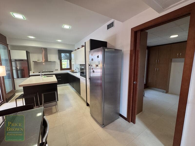 5 sovrum Villa till salu i Huercal-Overa med pool - 620 000 € (Ref: 9905021)