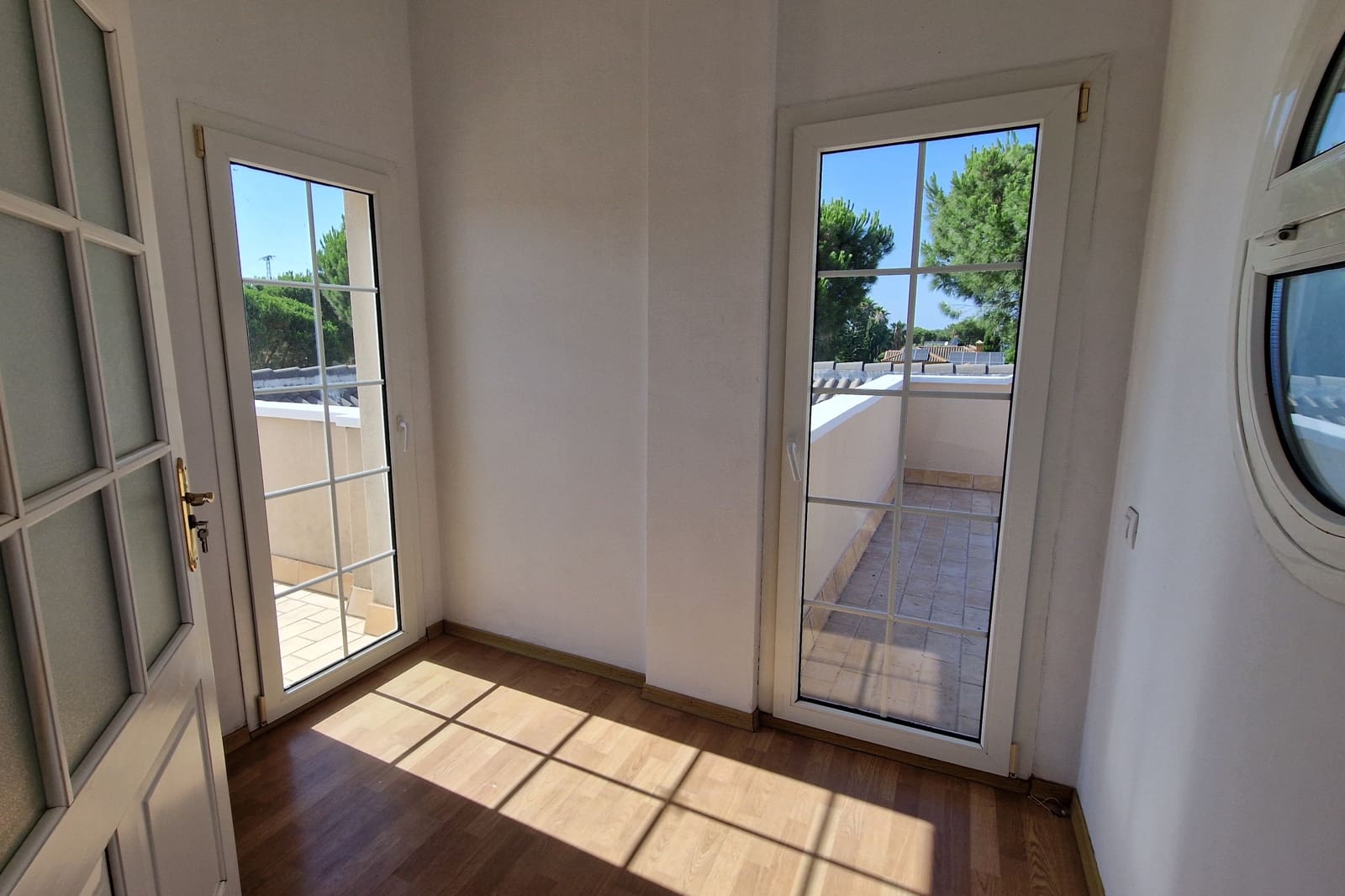 5 Zimmer Villa zu verkaufen in Huelva Stadt mit Pool Garage - 935.000 € (Ref: 10181914)