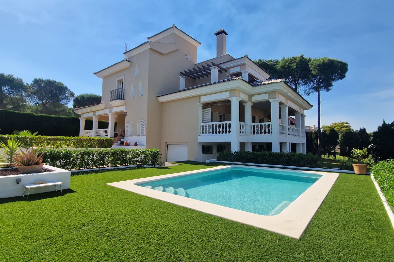 5 Zimmer Villa zu verkaufen in Huelva Stadt mit Pool Garage - 935.000 € (Ref: 10181914)