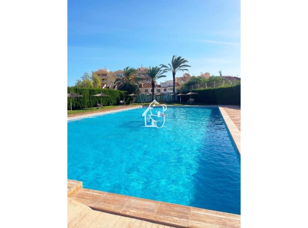 3 quarto Casa em Banda para arrendar em Torrevieja com piscina - 2 200 € (Ref: 10008139)