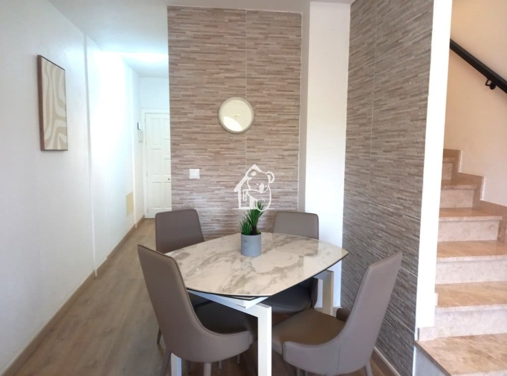 Maison de Ville de 3 chambres à louer à Villamartin avec piscine - 1 500 € (Ref: 10021834)