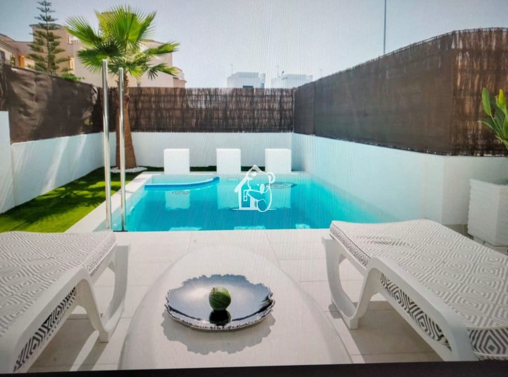 2 soveværelse Villa til salg i Orihuela Costa med swimmingpool - € 385.000 (Ref: 10024975)