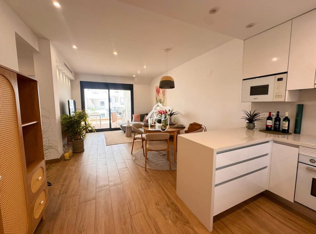 Penthouse de 2 chambres à louer à Torrevieja avec piscine garage - 1 600 € (Ref: 10033342)