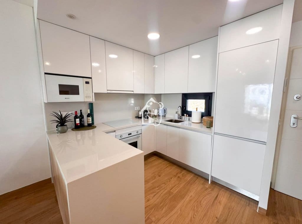 Penthouse de 2 chambres à louer à Torrevieja avec piscine garage - 1 600 € (Ref: 10033342)