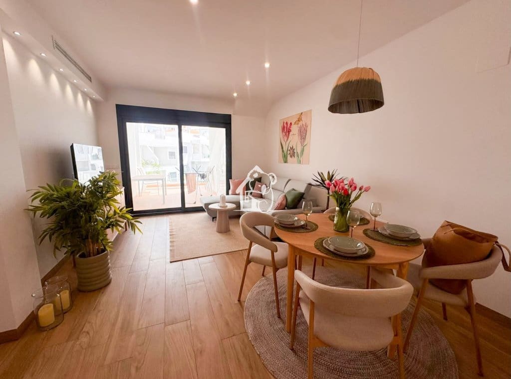 Penthouse de 2 chambres à louer à Torrevieja avec piscine garage - 1 600 € (Ref: 10033342)