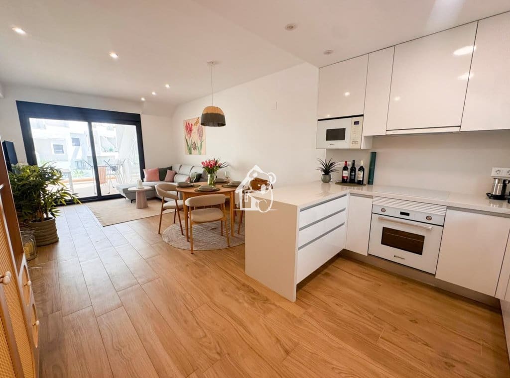 Penthouse de 2 chambres à louer à Torrevieja avec piscine garage - 1 600 € (Ref: 10033342)