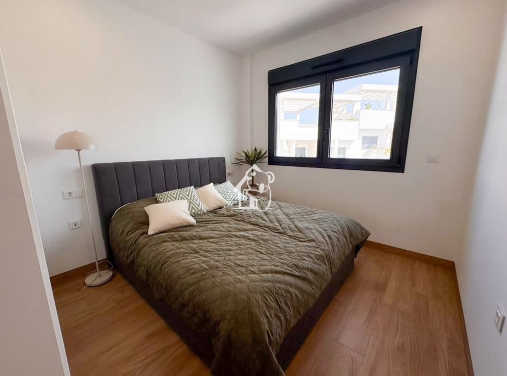 Penthouse de 2 chambres à louer à Torrevieja avec piscine garage - 1 600 € (Ref: 10033342)