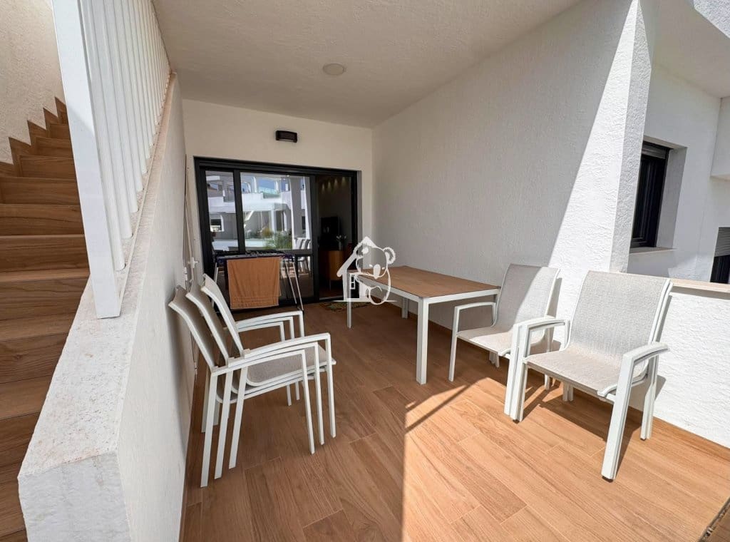 Penthouse de 2 chambres à louer à Torrevieja avec piscine garage - 1 600 € (Ref: 10033342)