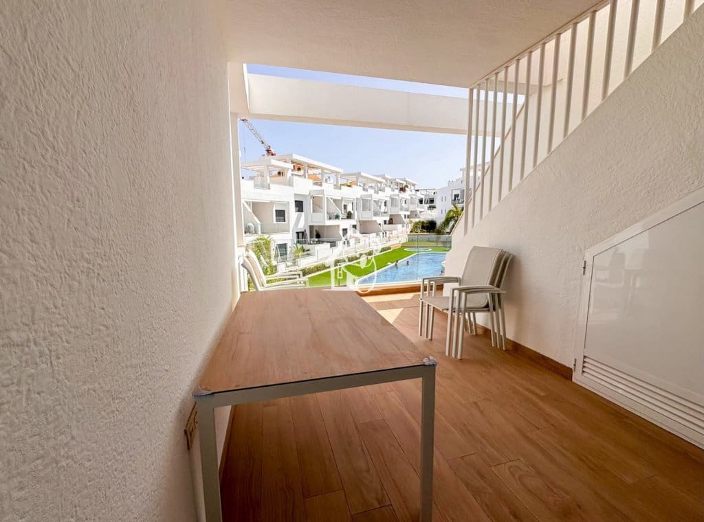 Penthouse de 2 chambres à louer à Torrevieja avec piscine garage - 1 600 € (Ref: 10033342)