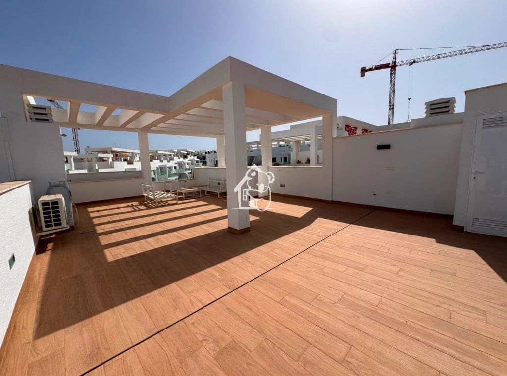 Penthouse de 2 chambres à louer à Torrevieja avec piscine garage - 1 600 € (Ref: 10033342)