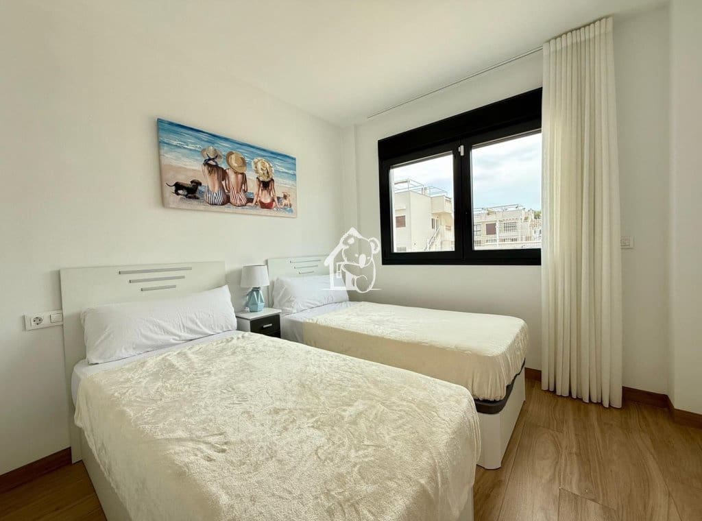 Appartement de 2 chambres à louer à Torrevieja avec piscine garage - 1 500 € (Ref: 10034770)