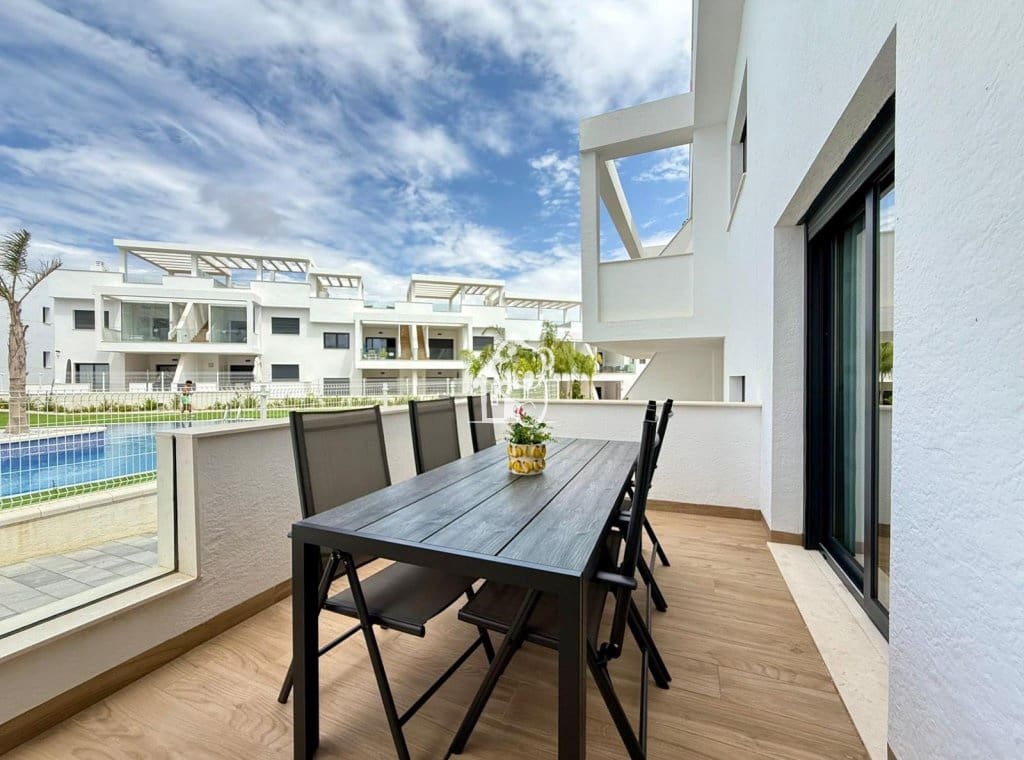 Appartement de 2 chambres à louer à Torrevieja avec piscine garage - 1 500 € (Ref: 10034770)