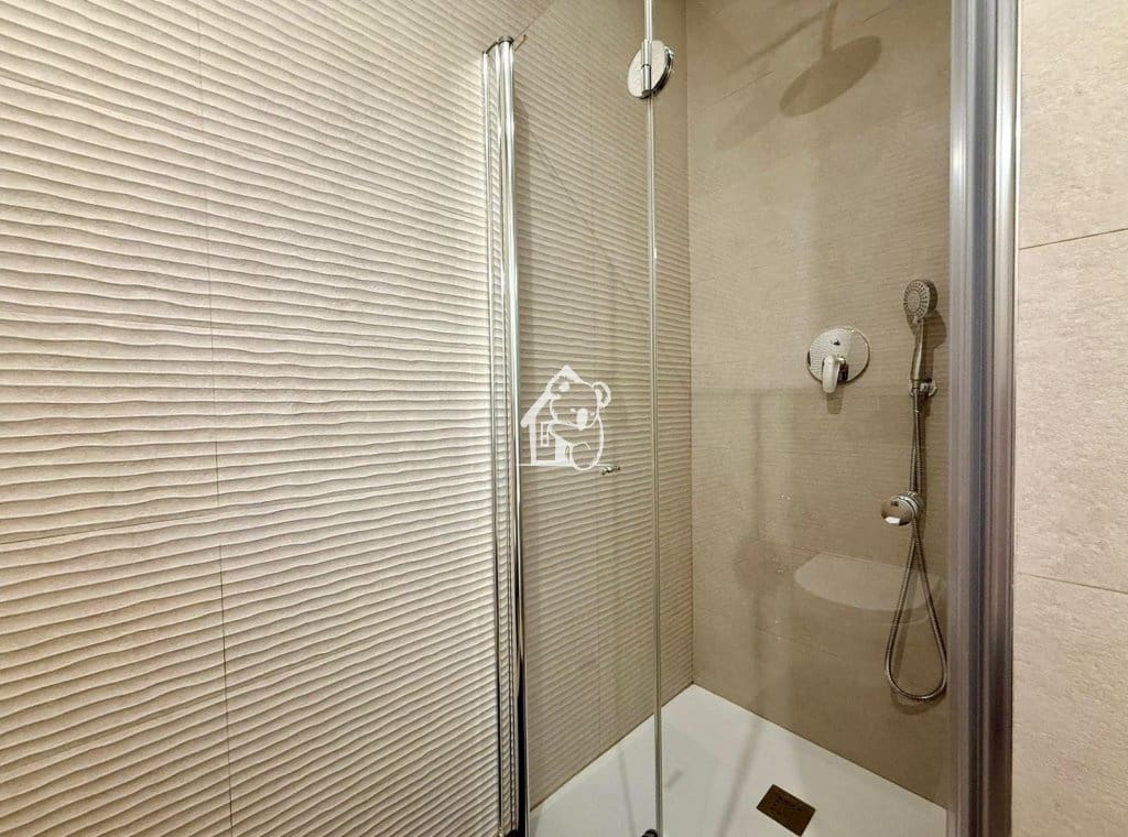 Appartement de 2 chambres à louer à Torrevieja avec piscine garage - 1 500 € (Ref: 10034770)