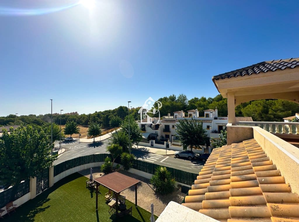 Penthouse de 2 chambres à louer à Pinar de Campoverde avec piscine garage - 900 € (Ref: 10040209)