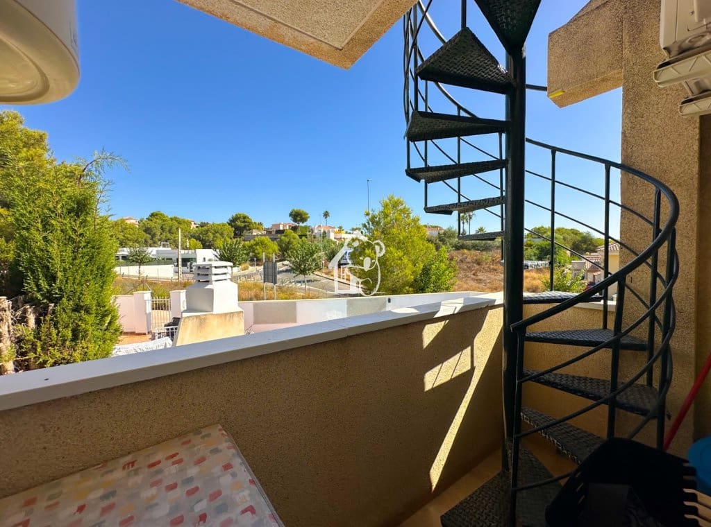 Penthouse de 2 chambres à louer à Pinar de Campoverde avec piscine garage - 900 € (Ref: 10040209)