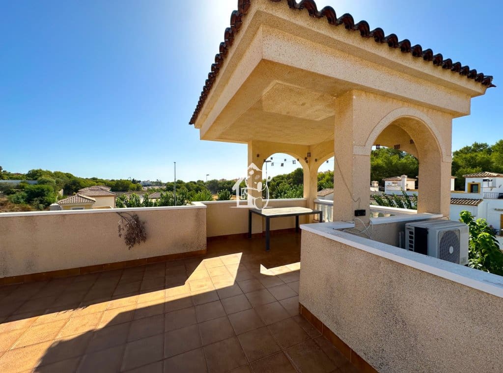 Penthouse de 2 chambres à louer à Pinar de Campoverde avec piscine garage - 900 € (Ref: 10040209)