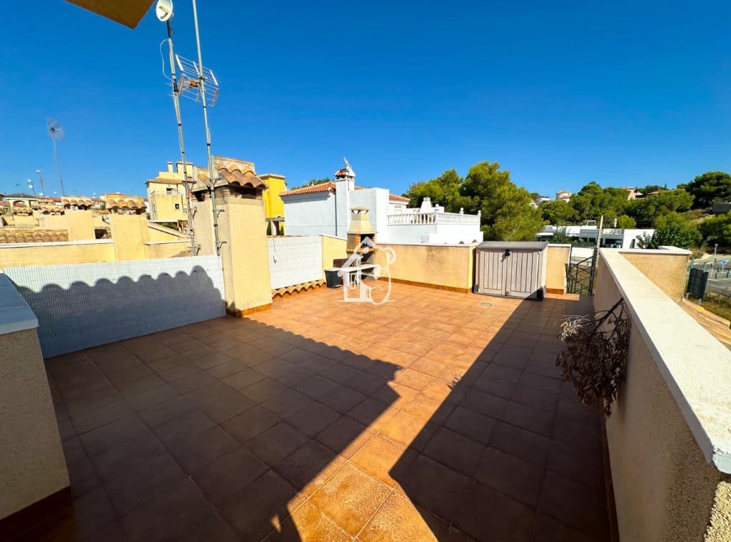 Penthouse de 2 chambres à louer à Pinar de Campoverde avec piscine garage - 900 € (Ref: 10040209)