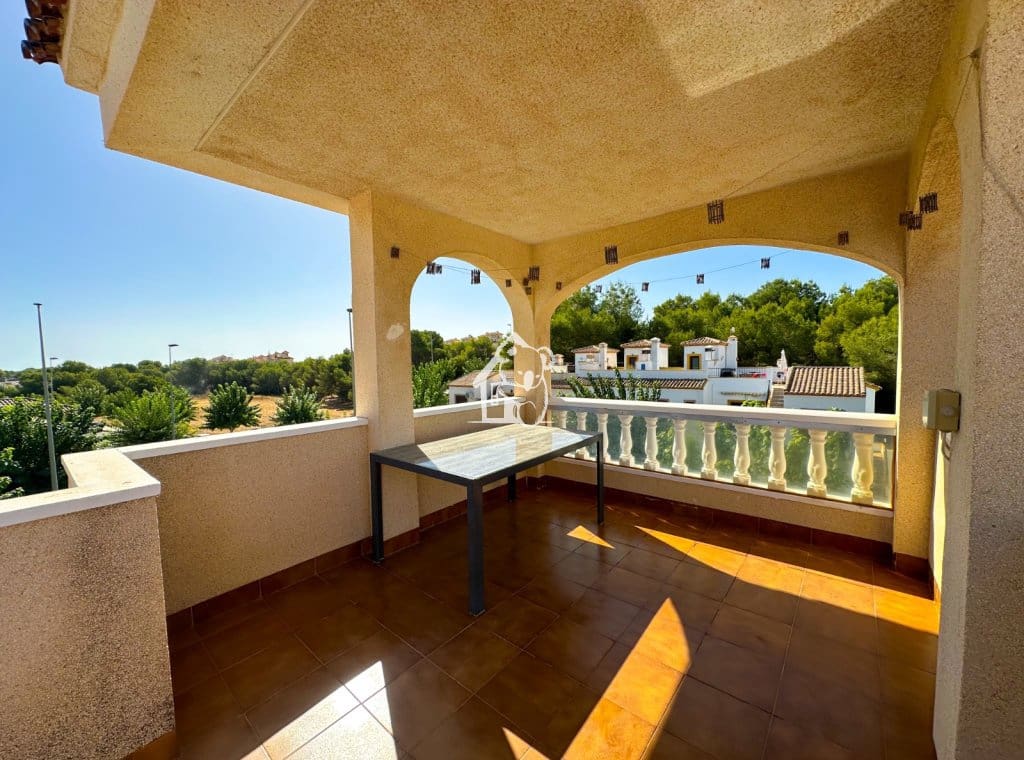 Penthouse de 2 chambres à louer à Pinar de Campoverde avec piscine garage - 900 € (Ref: 10040209)