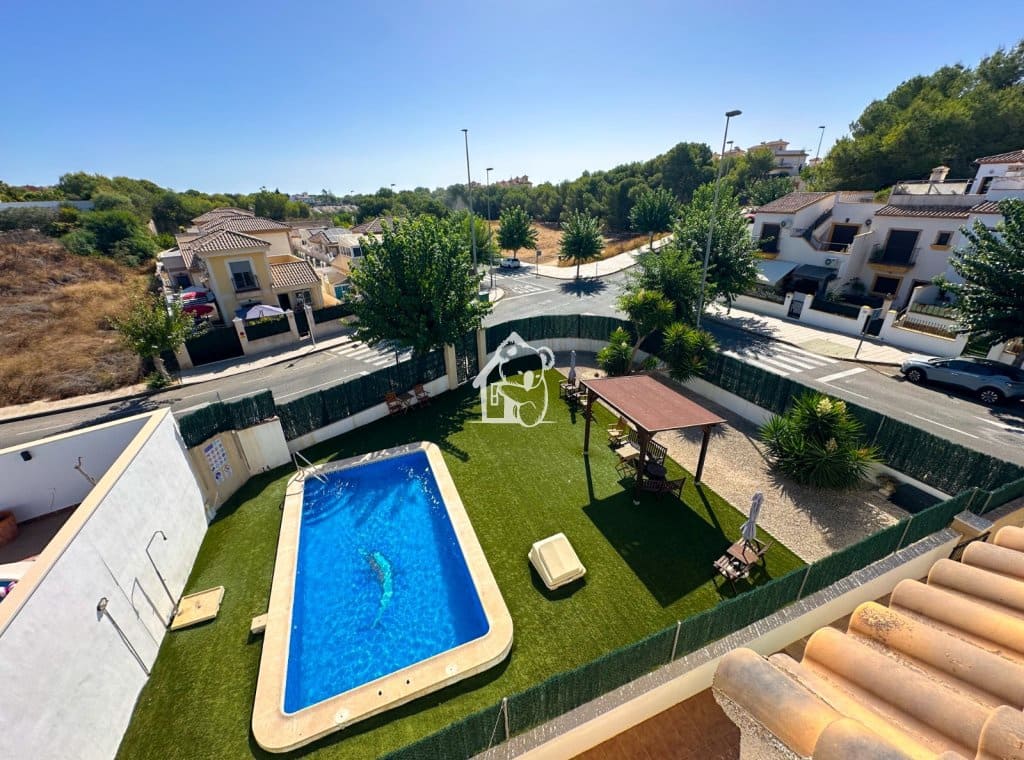 Penthouse de 2 chambres à louer à Pinar de Campoverde avec piscine garage - 900 € (Ref: 10040209)