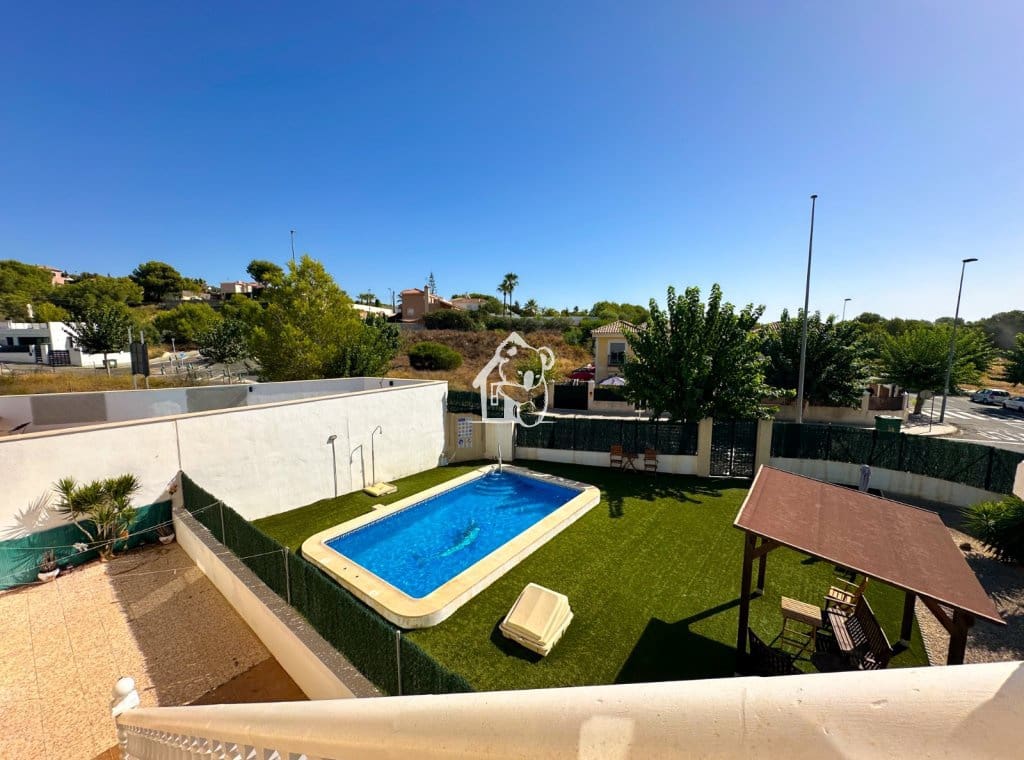 Penthouse de 2 chambres à louer à Pinar de Campoverde avec piscine garage - 900 € (Ref: 10040209)