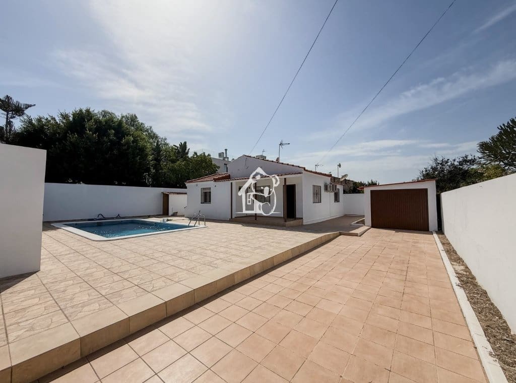 3 soveværelse Villa til leje i Torrevieja med swimmingpool garage - € 2.000 (Ref: 10057803)