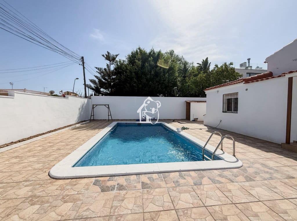 3 soveværelse Villa til leje i Torrevieja med swimmingpool garage - € 2.000 (Ref: 10057803)