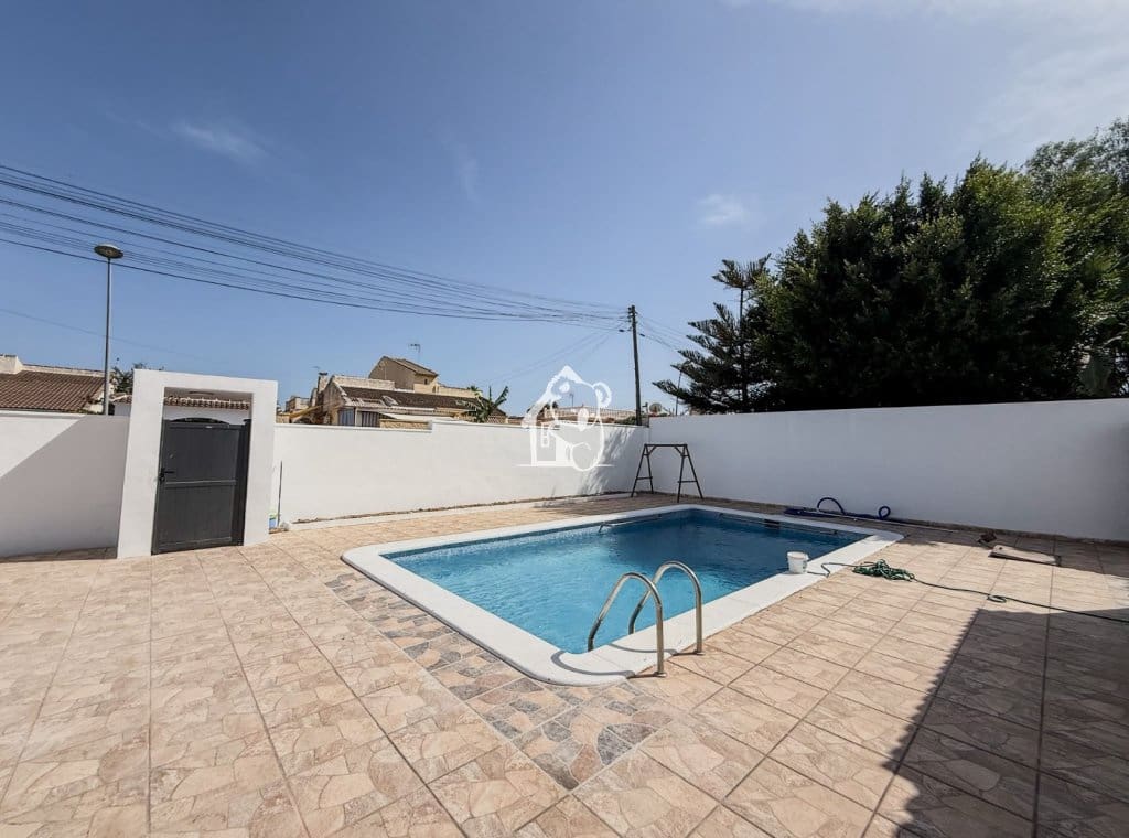3 soveværelse Villa til leje i Torrevieja med swimmingpool garage - € 2.000 (Ref: 10057803)