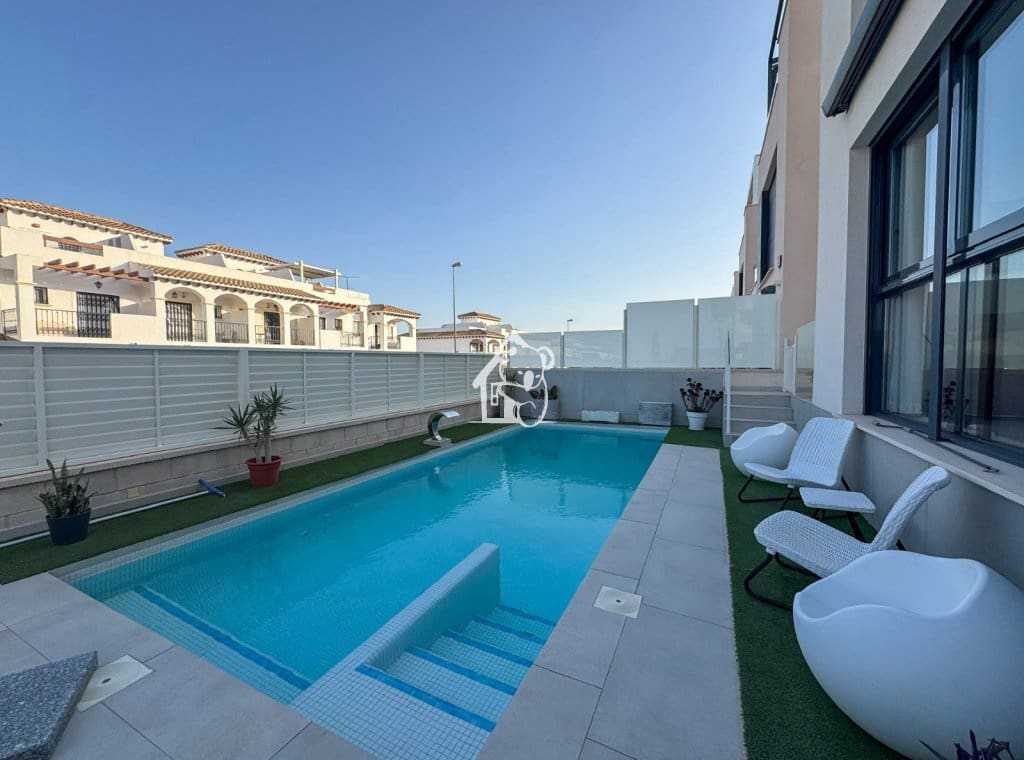 2 bedroom Villa for rent in La Florida with pool garage - € 2,300 (Ref: 10061083)