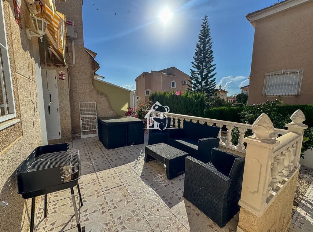3 soverom Hus til leie i Villamartin med svømmebasseng garasje - € 1 250 (Ref: 10063528)