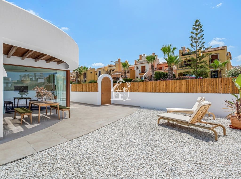 3 soveværelse Villa til salg i Algorfa med swimmingpool garage - € 650.000 (Ref: 10066953)