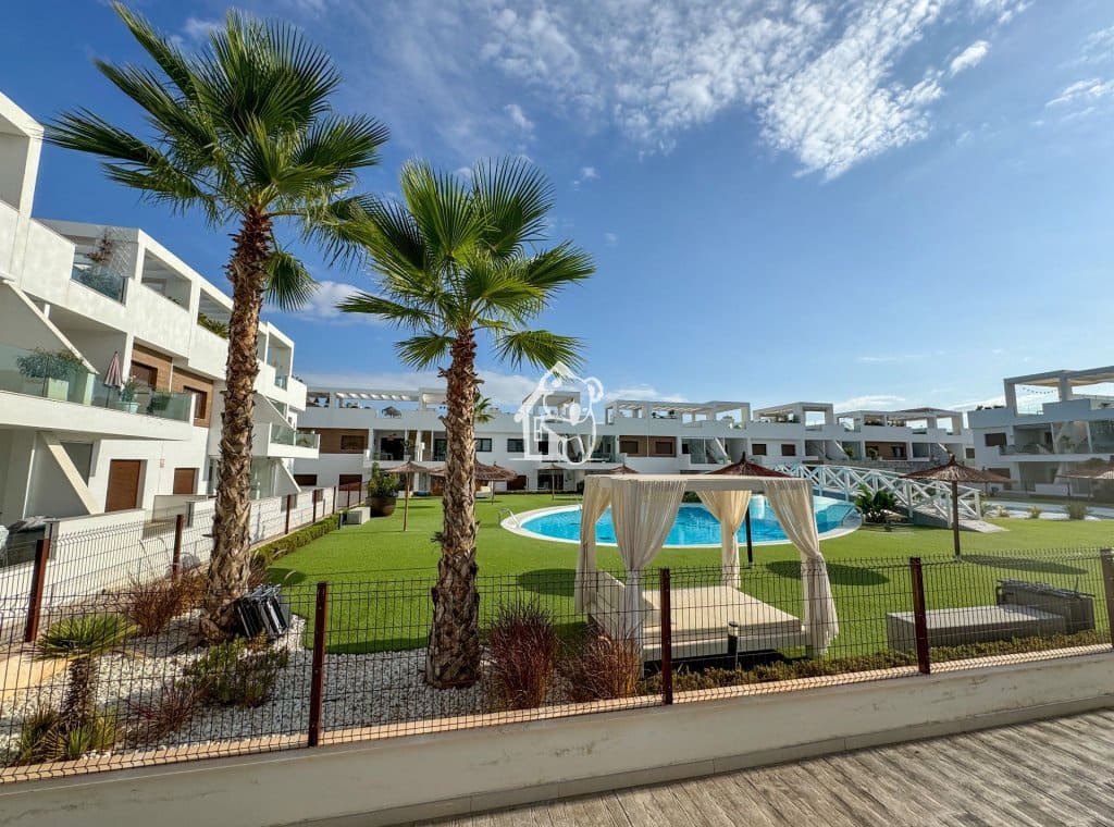 Bungalow de 2 chambres à louer à Torrevieja avec piscine - 1 450 € (Ref: 10097393)