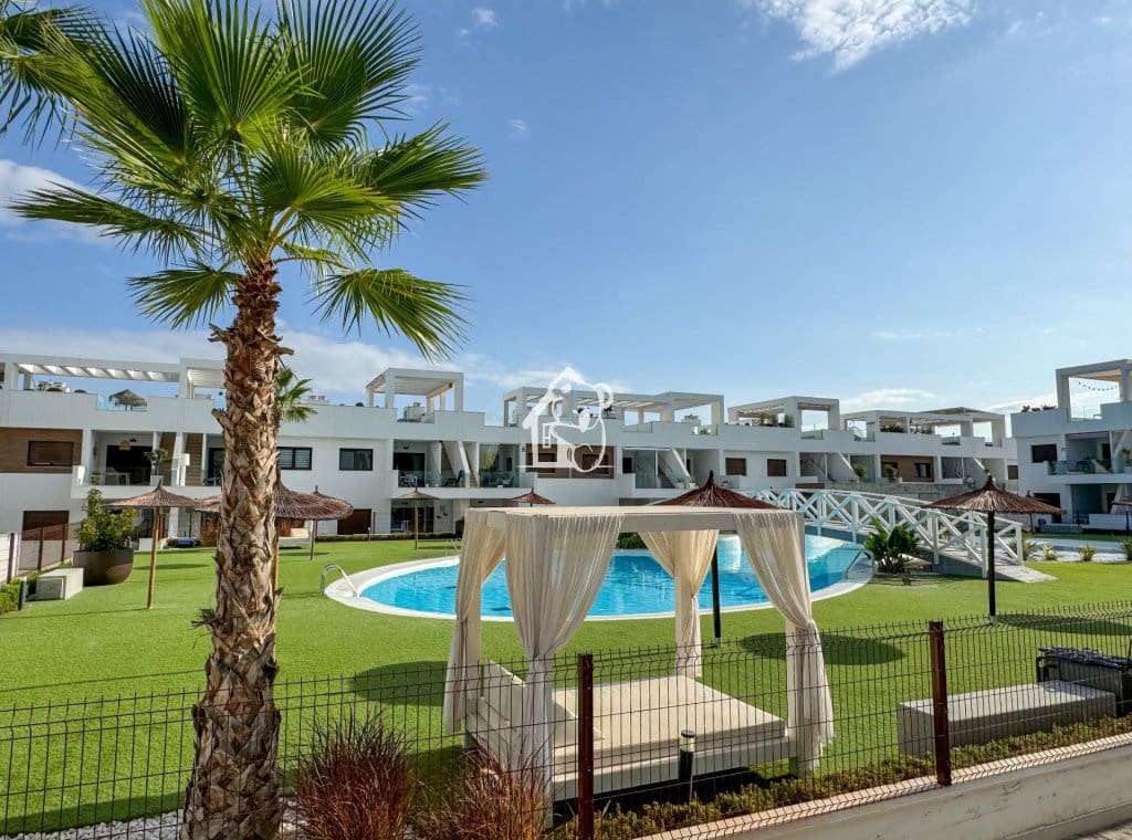 Bungalow de 2 chambres à louer à Torrevieja avec piscine - 1 450 € (Ref: 10097393)