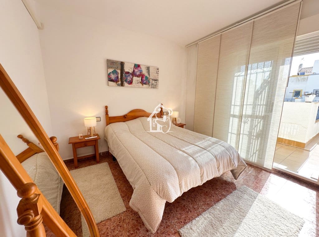 3 soverom Villa til leie i Torrevieja med svømmebasseng garasje - € 1 400 (Ref: 10145621)