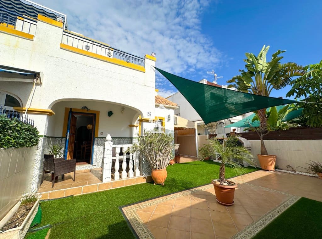 3 soverom Villa til leie i Torrevieja med svømmebasseng garasje - € 1 400 (Ref: 10145621)