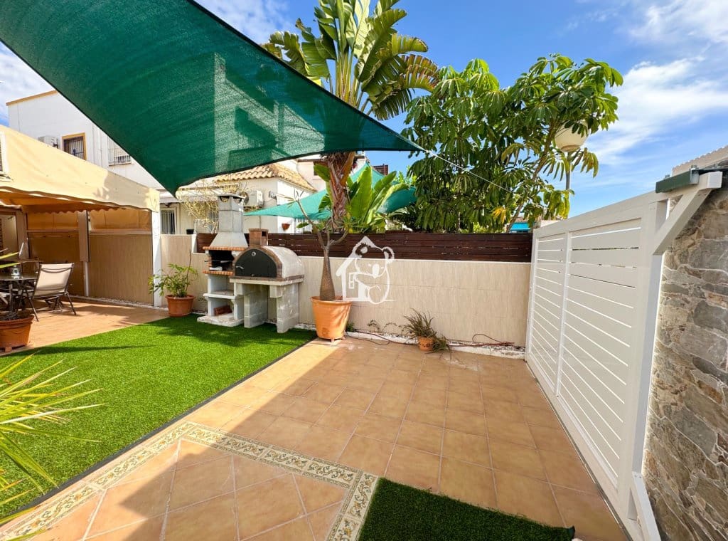 3 soverom Villa til leie i Torrevieja med svømmebasseng garasje - € 1 400 (Ref: 10145621)