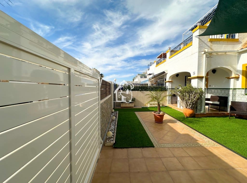3 soverom Villa til leie i Torrevieja med svømmebasseng garasje - € 1 400 (Ref: 10145621)
