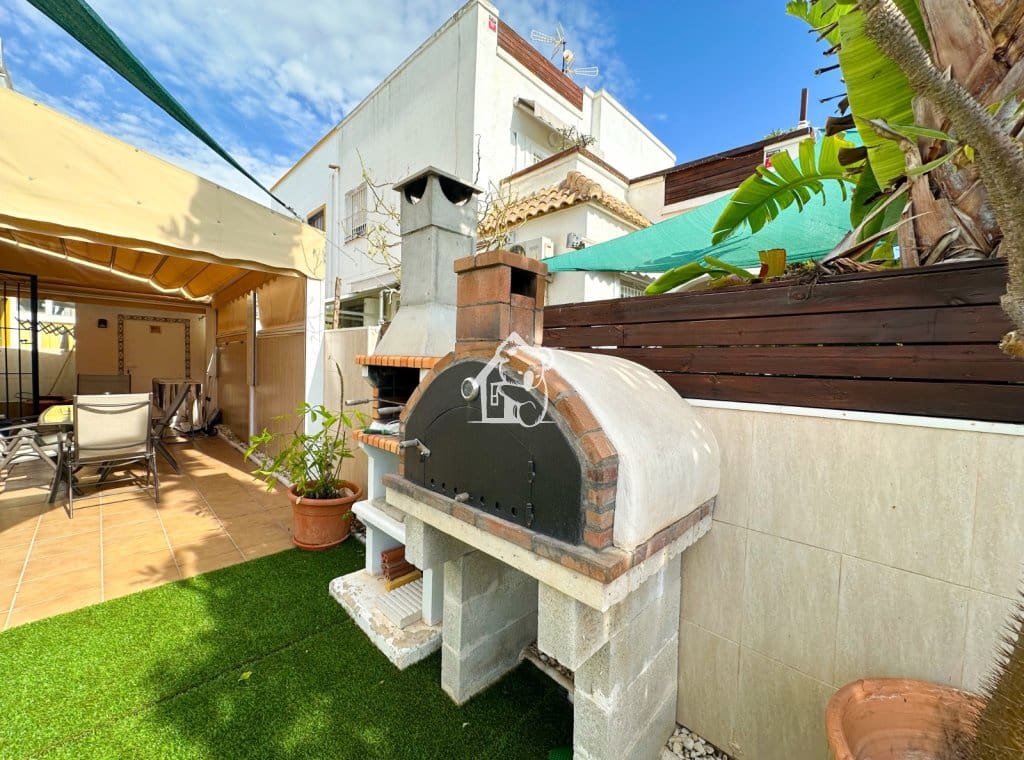 3 soverom Villa til leie i Torrevieja med svømmebasseng garasje - € 1 400 (Ref: 10145621)