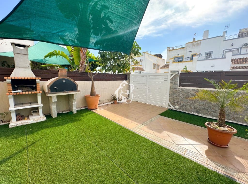 3 soverom Villa til leie i Torrevieja med svømmebasseng garasje - € 1 400 (Ref: 10145621)